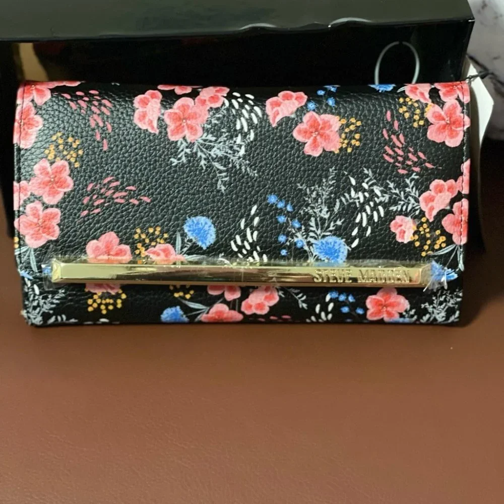 STEVE MADDEN LOGO BAR TRIFOLD WALLET IN GIFT BOX - Picture 6 of 16